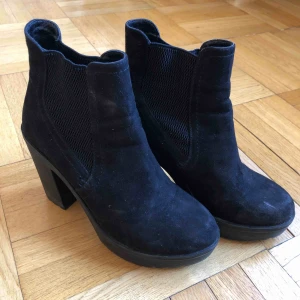  - Klackskor med tjockare klack, behöver ”torkas av”. Knappt använda. 