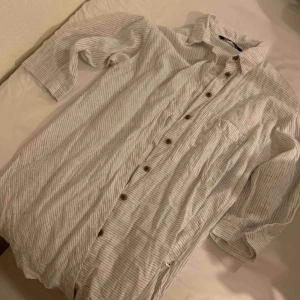  - Svart/vit randig blus/tunika från zara. 