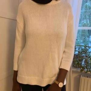  - En stickad vit tröja från mango. Aldrig använd, prislapp sitter fortfarande kvar. Kan skicka fler bilder vid förfrågan. Köparen står för frakt😊 (Jeans dressen på bild två är också till salu, kolla in min profil om du är intresserad). 
