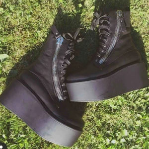  - UNIF platåskor. Köpta från Dollskill för ett par år sen. Säljs pga för små. De är mer som 39:a.  Kan mötas upp i kalmartrakten ev Karlskrona/Växjö o ev Skåne. Annars betalar köparen frakt.  Mer bilder skickas på begäran. Har precis flyttat o bytt mobil. 