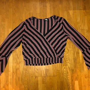  - V-ringad blus med knapp vid urringningen, väldigt fin blus som passar både till vardags o till fest!