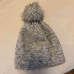  - Gullig mössa med en liten tofs, köparen står för frakt💕