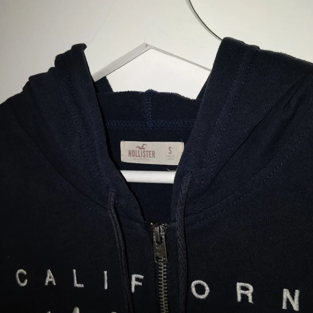 Marinblå hoodie från Hollister i bra skick. 🤘🤘Köparen står för fraktkostnaderna.. Hoodies.