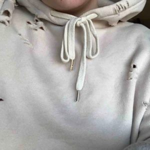  - Croppad hoodie med hål i, från sixth june, beige