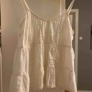 Vitt mönstrat linne - Linne med mönster! Den är i strl 34 o därför för liten för mig och det är även därför jag inte har en bild när jag har den på mig. Priset kan diskuteras😊