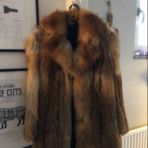  - Rödbrun pälsjacka av äkta päls, väldigt fint skick! 