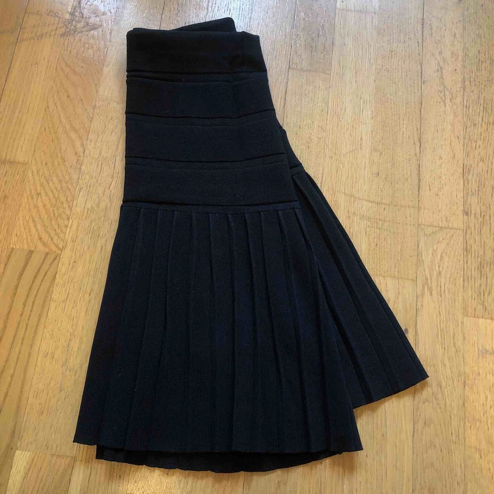 Plisserad svart kjol ifrån Mango | Plick Second Hand