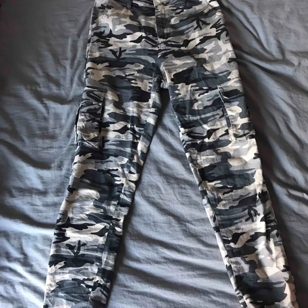 Sparsamt använda cargo byxor från madlady Ny pris 499kr Säljer för används inte längre Stretchiga så passar även M Köparen står för frakten. Jeans & Byxor.