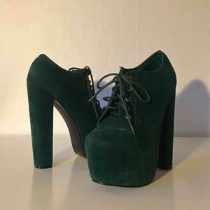  - Unika gröna boots med hög klack! Endast använda inomhus och i väldigt bra skick. Står storlek 39 på, men skulle säga att det mer är 38