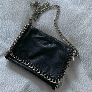  - Skinnväska med mycket utrymme samt silverskeds. Använd men i fint skick. Frakt ingår ej