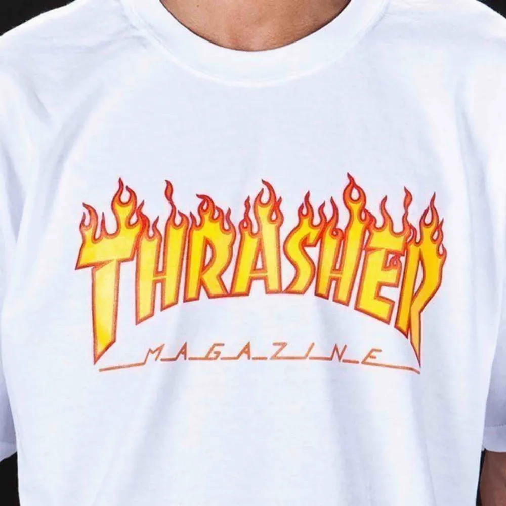Säljer nu min thrasher-tshirt i vitt med flames på. Sparsamt använd och väldigt fint skick! Köpt i USA och 100% äkta. Skriv för fler bilder! . T-shirts.