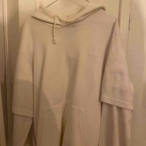  - Vit adidas hoodie som har dragkedja på sidorna i storlek L. Är i Good skick. 