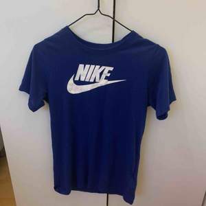 Fin lila/blå t-shirt från Nike! Är en M men sitter som en S. ☺️