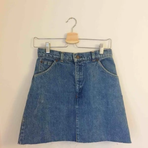  - Vintage jeanskjol från Levis! 🌹 Kan mötas upp i Uppsala eller skicka, då betalar köparen för frakt 