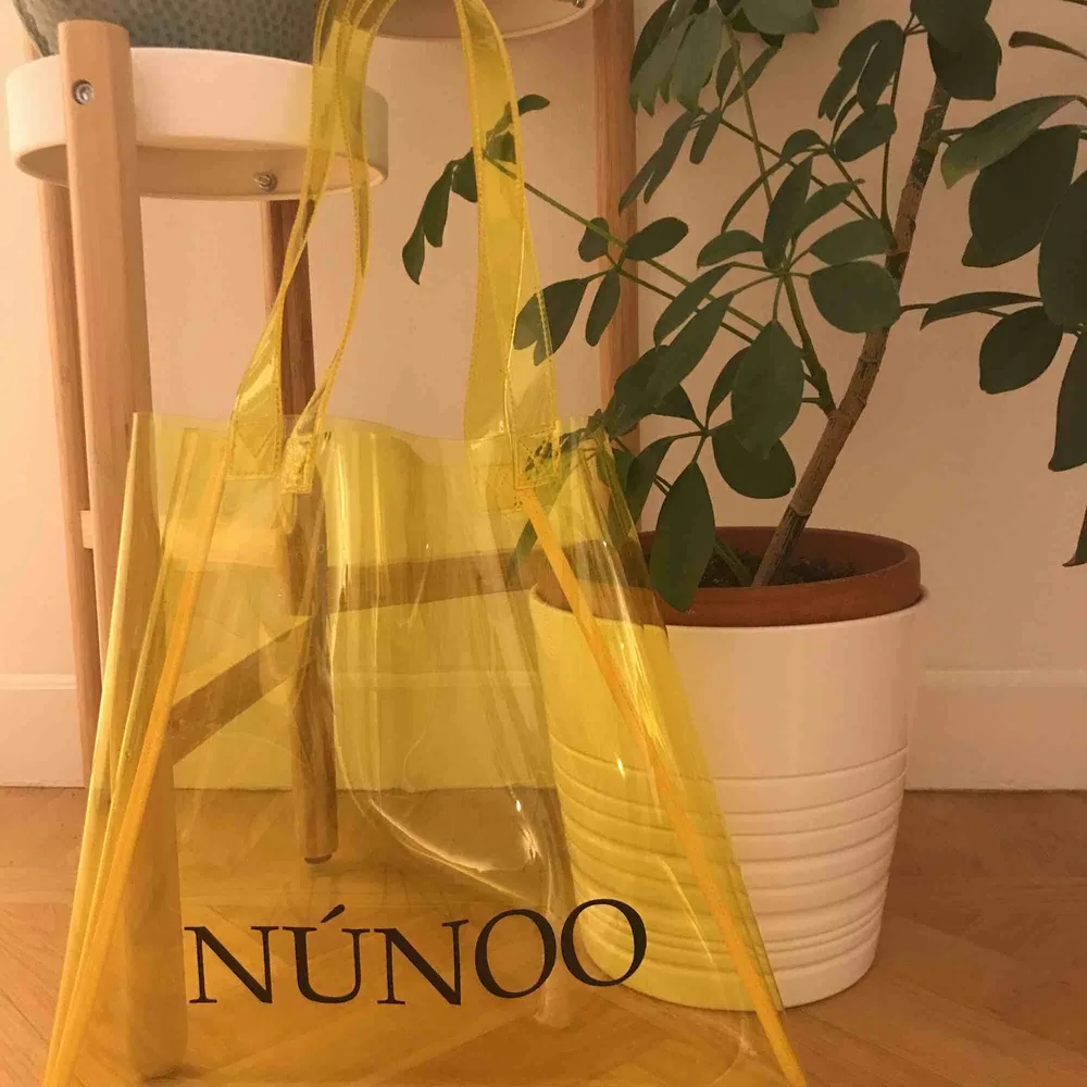 Säljer en ”small tote bag” från Núnoo. Den är i bra skick och använd ett fåtal gånger💛💛  Obs! Jag fraktar inte. Kan mötas upp i Sthlm.. Väskor.