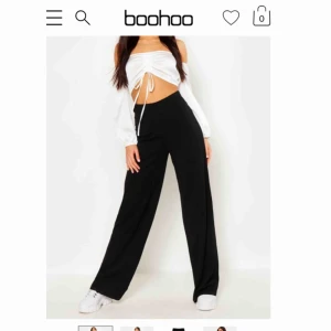  - Världens finaste byxa från Boohoo, fick hem dom idag och de var tyvärr förstora. Så de är enbart testade och lappen sitter kvar. De sitter verkligen så snyggt och är perfekta i längden för oss långa människor. Köparen står för frakt🥰