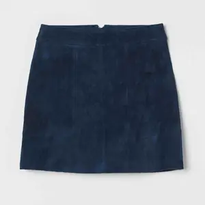 Mörkblå kjol i mocka från HM trend. Stl 36, nypris 599kr. Avhämtning i Stockholm eller skickar via postnord. 