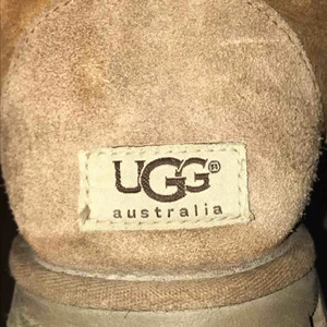  - Äkta Uggs, höga bruna Cool och ovanlig sula  Lite vattenskadade där fram därav priset, 300kr (kan kompromissa) 💓💓   