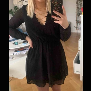  - Svart klänning med gulddetalj från bikbok. I bra skick:)
