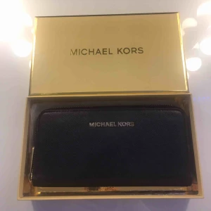  - I befintligt skick,  Sparsamt använd men finns ett brännmärke på den. Låda går att få med om så önskas.