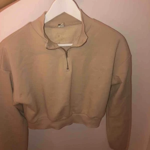 Croppad sweatshirt - Cropped sweater med dragkedja i halsen. Passar både XS/S. Säljer då den inte kommer till användning. Exkl. frakt!  