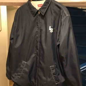  - Fräsch vintage Levis regn jacka för herr, mörkblå med vita detaljer. Storlek: Xl