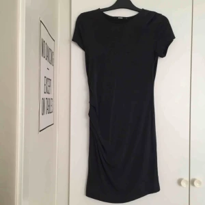  - I tunt nästan mockaliknande tyg och smickrande drapering framtill 🤩 Så mörkblå att den nästan ser svart ut. Från Bikbok.  📬 Frakt 54 kr