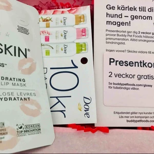  - Nytt Från Glossy box,  Allting på bilder 36kr. Ingår Ny Lyxig populär STARSKIN PLUMPING Läppmask. +10 kr rabbat på DOVE shower  & ETT present kort, 2 veckor gratis foder för din hund använder ej. Äger Ingen hund. Giltigt till21 Mars. *BJUDER PÅ PORTOT 