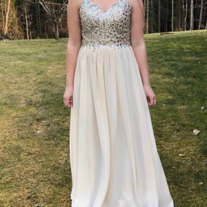  - Säljer nu min balklänning Uppsydd efter mig som är 163 & jag hade platta skor. Snörning i ryggen, xs-m skulle jag tro. Finns på fler sidor & bilder i kommentarerna😁