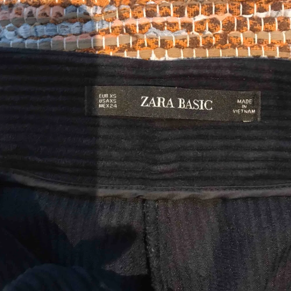 Manchester byxor från Zara, gråa. Sitter rätt tajt om låren o sen blir dem vida längs vaderna. Väldigt snygga, säljer pga för små. Köparen står för frakt.. Jeans & Byxor.