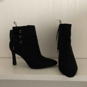  - Skor från H&M i stel 37. Använda vid 2 tillfällen så i gott skick. 