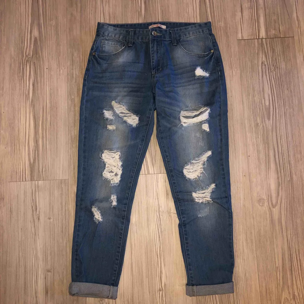 Boyfriend jeans köpta från Minza, nypris 400kr mitt pris 200kr. Väldigt sparsamt använda så i fint skick! Lovar en snabb och pålitlig affär med bildbevis! Frakten ingår i priset! 🌸. Jeans & Byxor.