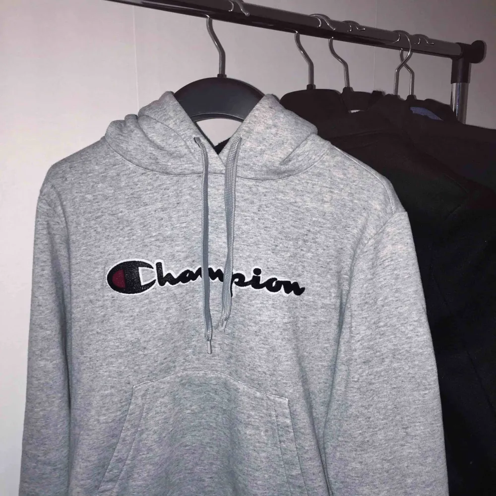 Grå Champion hoodie köpt på stadium för 700 kr. Endast använd 3 ggr. Jag har en liknande och säljer därför denna. FRAKT INGÅR. Hoodies.