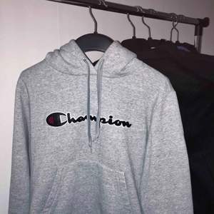 Grå Champion hoodie köpt på stadium för 700 kr. Endast använd 3 ggr. Jag har en liknande och säljer därför denna. FRAKT INGÅR