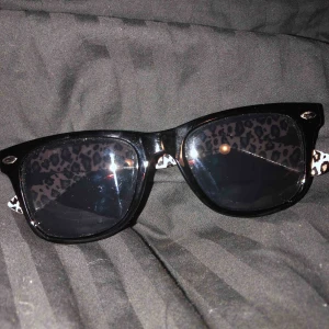  - Super coola solglasögon oklart vart de är ifrån därav priset.  Använda 5 gånger ungefär, tyvärr passar dom inte riktigt min stil. Möts upp i Stockholm eller fraktar men då delas priset eller så står köparen för det. 