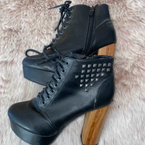  - Säljer dessa snygga klackar då de inte längre kommer till användning tyvärr! De är lite nötta som ni kan se på bilderna, men inget jag har stört mig på när jag haft de på mig 🌸