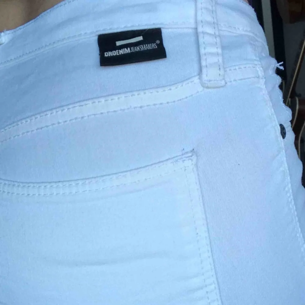 Vita tighta jeans från Salt! Möts i Stockholm eller så står köparen för frakt!. Jeans & Byxor.