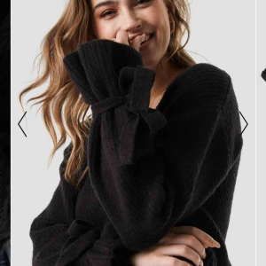  - Jättefin stickad tröja från Na-Kd. På ärmarna är de rosetter som är en fin detalj! Säljer den på grund av att den inte kommer till användning. Köparen står för frakt