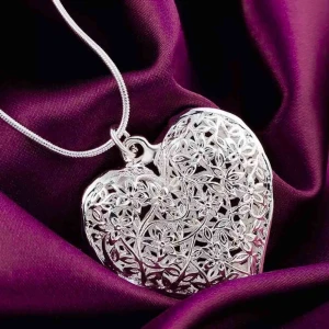  - NYTT SILVERHALSBAND STÄMPEL PÅ KRDJAN *925 STOR PEDANT ETT HJÄRTA DEKORATIVT BLOMBLADS MÖNSTER. LÄNGD KEDJA:54CM PEDANT:3,5CM VID.BJUDER PÅ FRAKT& GLITTRIG ETUIET  