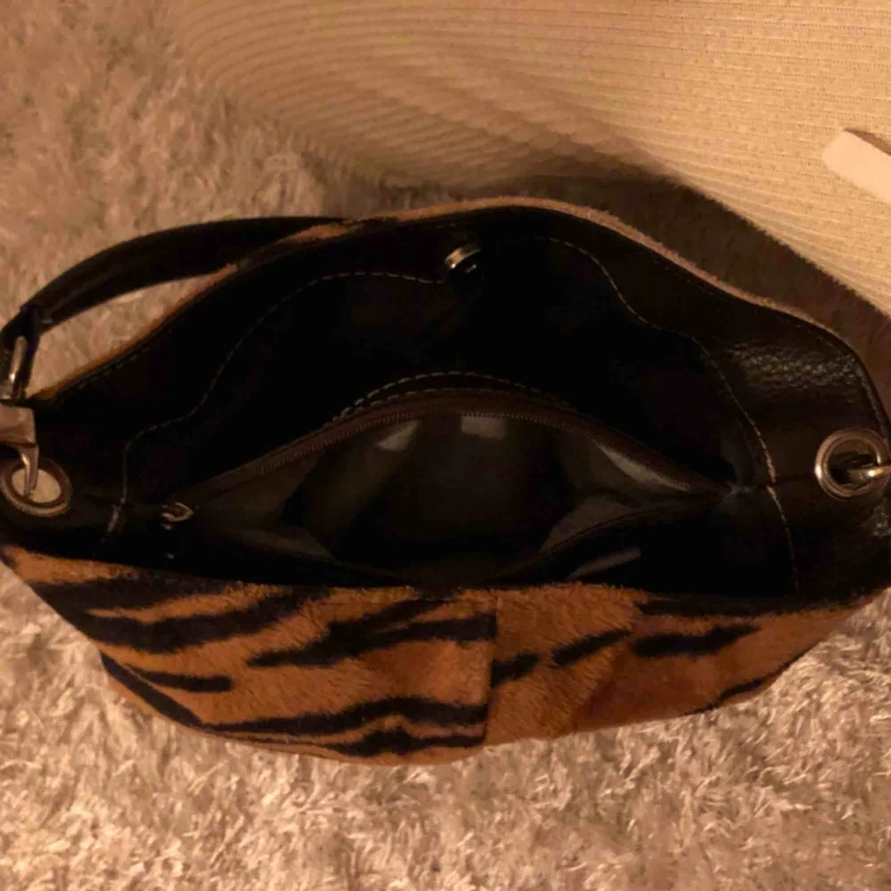 Sjukt fin och rymlig vintageväska i tigermönster! Bra skick!. Väskor.