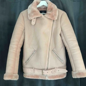  - En snygg ljusrosa jacka från BikBok i strl S. Den sitter perfekt på mig som är 175 cm, inte för tight utan ändå med plats för en stickad tröja under. Sparsamt använd, jättefint skick.