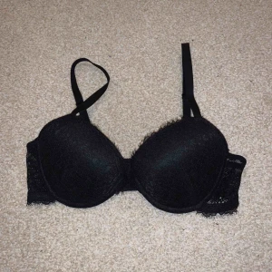  - En svart bh i spetts utan push up, aldrig använd! 