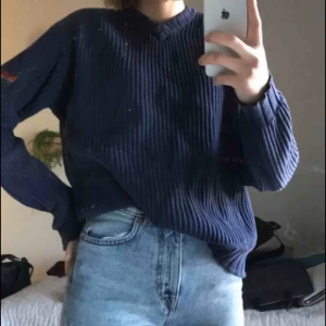  - Riktigt cool tröja i retro stil. Sitter riktigt snyggt och o passar till det mesta . Säljer tyvärr pågrund av utrensning av garderoben