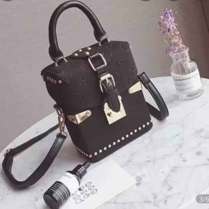  - Ifall man bor i samma stad som jag möter jag upp er så blir priset endast 499. Vill ni ha den utanför angiven stad så står ni för packet och ’shopping’ så att säga.   Svart väska