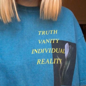  - Säljer en cool tröja köpt på urban outfitters. Den är väldigt oversized så skulle mer säga att den sitter som en M/L! 💙