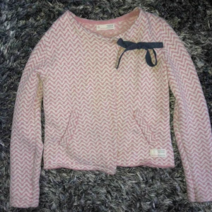  - Jätte fin Odd Molly kofta, storlek 0, xs Endast använd ett fåtal gånger Färg: Rosa och vit 