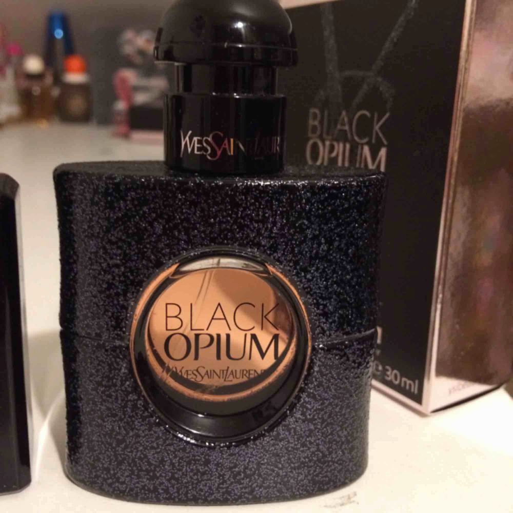 Sparsamt använd Black Opium edp från YSL. Priset är inkl vanlig frakt i postens påse 🌸. Övrigt.