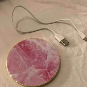  - Trådlös laddplatta från ideal of sweden med rosa mönster på, fungerar utan problem och är i ny skick! 