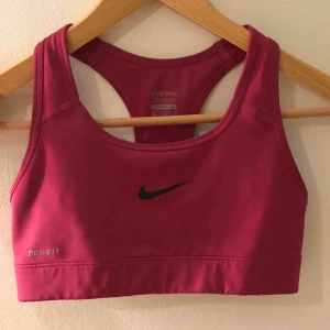  - Rosa nike träningsbh. Använd ett fåtal gånger pga för liten för mig. Fler bilder och mått kan skickas privat vid intresse. Möts i Stockholm annars står köparen för frakten🏃‍♀️