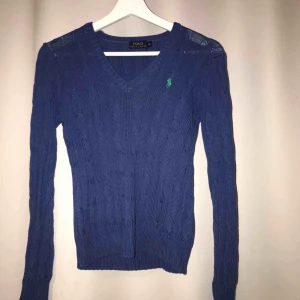  - En stickad vringad tröja! Passar till allt! Den är varm och mysig 